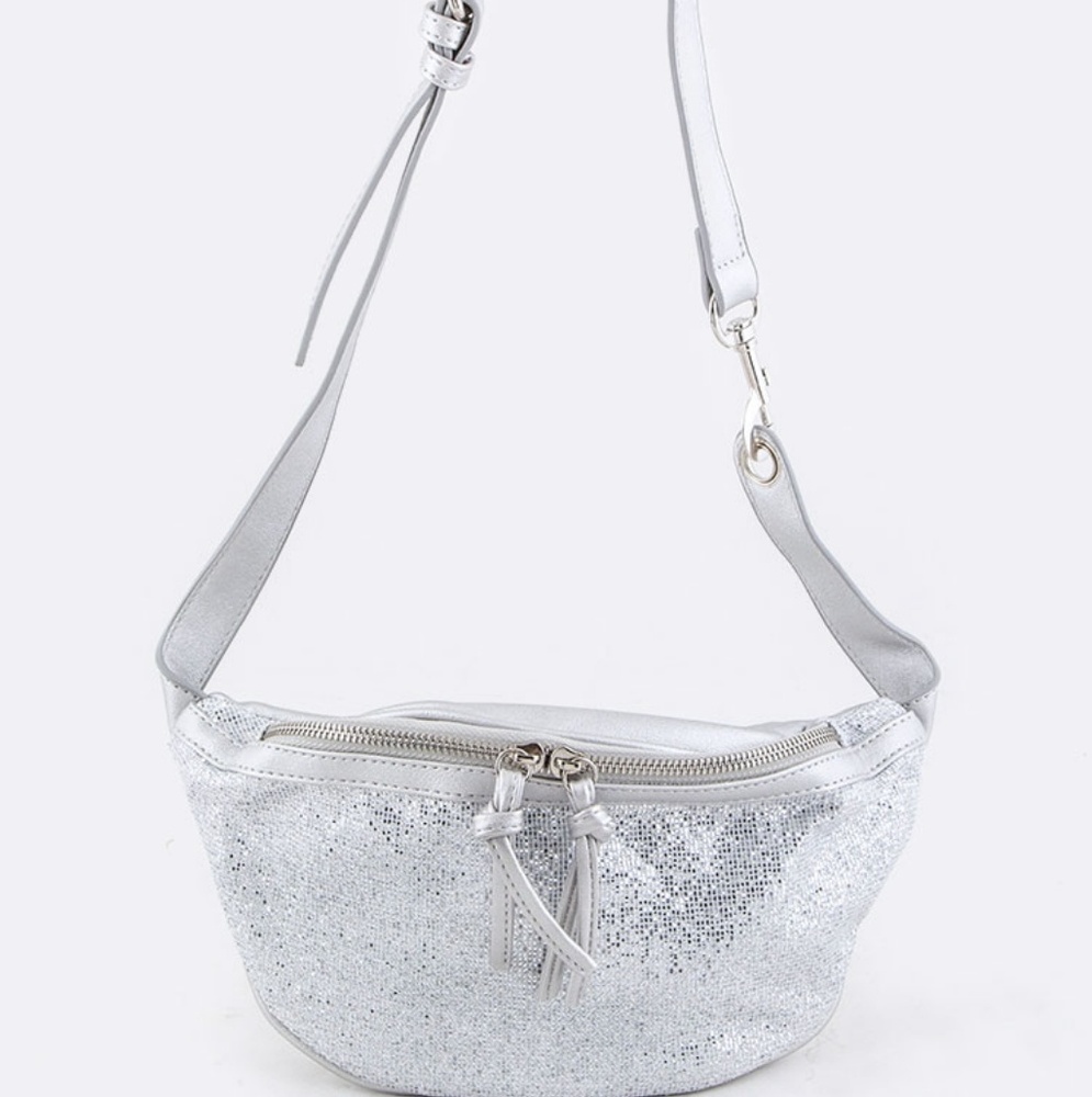 **SOLD**⭐⭐NEW ARRIVAL⭐⭐SILVER SHIMMER FANNY PACK**SOLD**